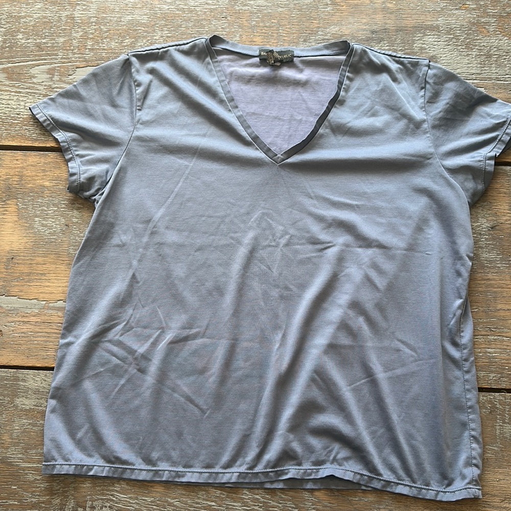 Iike new - banana republic blue - vneck tshirt.